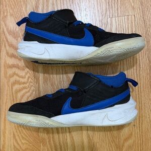 NIKE Team Hustle D 10 PS Basketball Shoe Black and "Game Royal" Blue Colorway 2Y